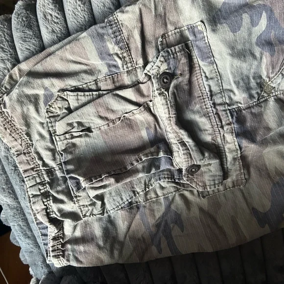 American Eagle Outfitters Green Cargo Shorts - Picture 2 of 7